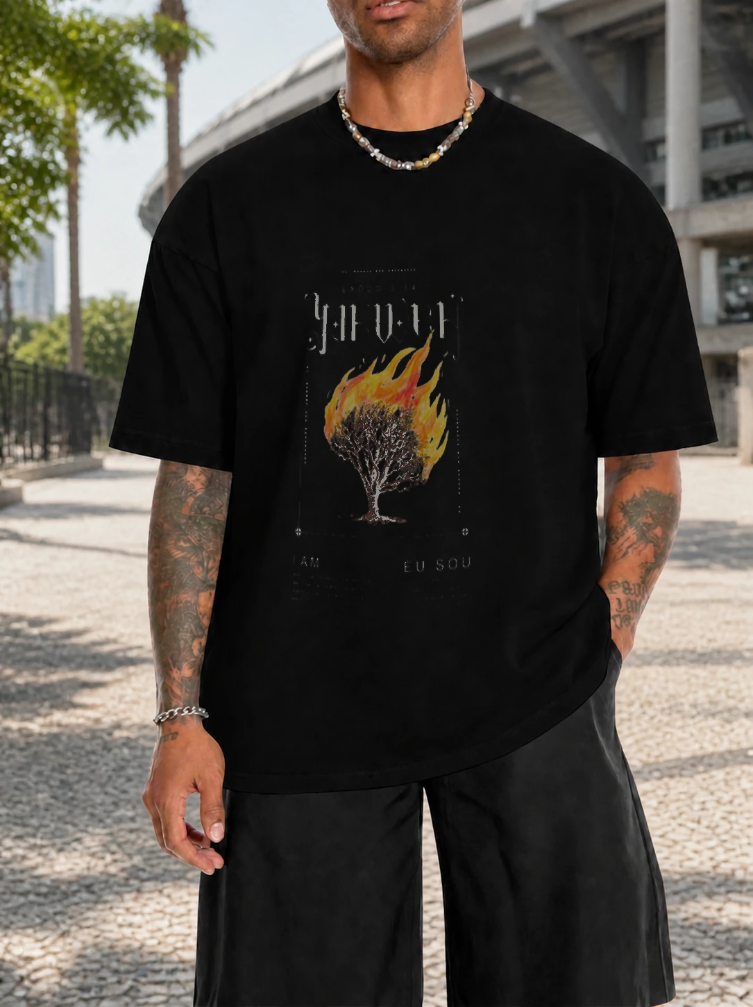 Camiseta cristã Êxodo 3:14 em cena de uso
