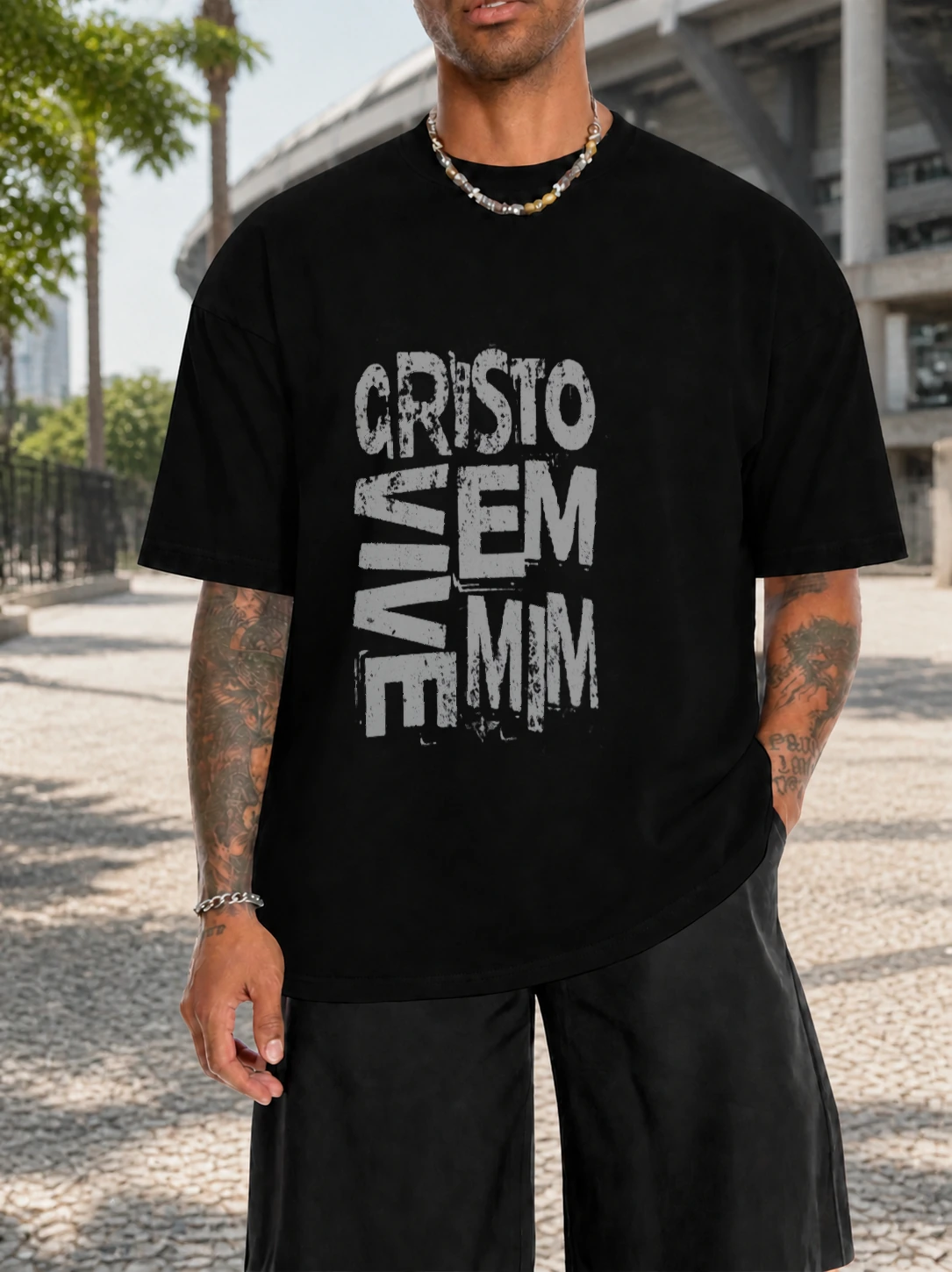 Camiseta 180g Cristo Vive em Mim em cena de uso no Brasil