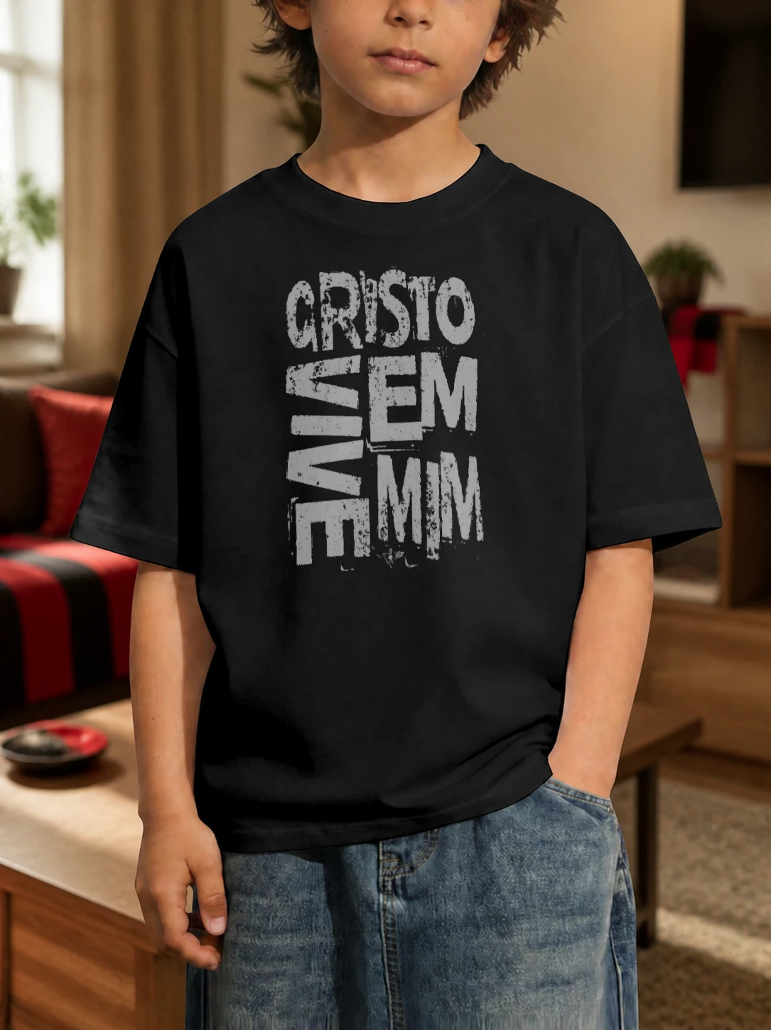 Camiseta infantil 180g Cristo Vive em Mim em cena de uso no Brasil
