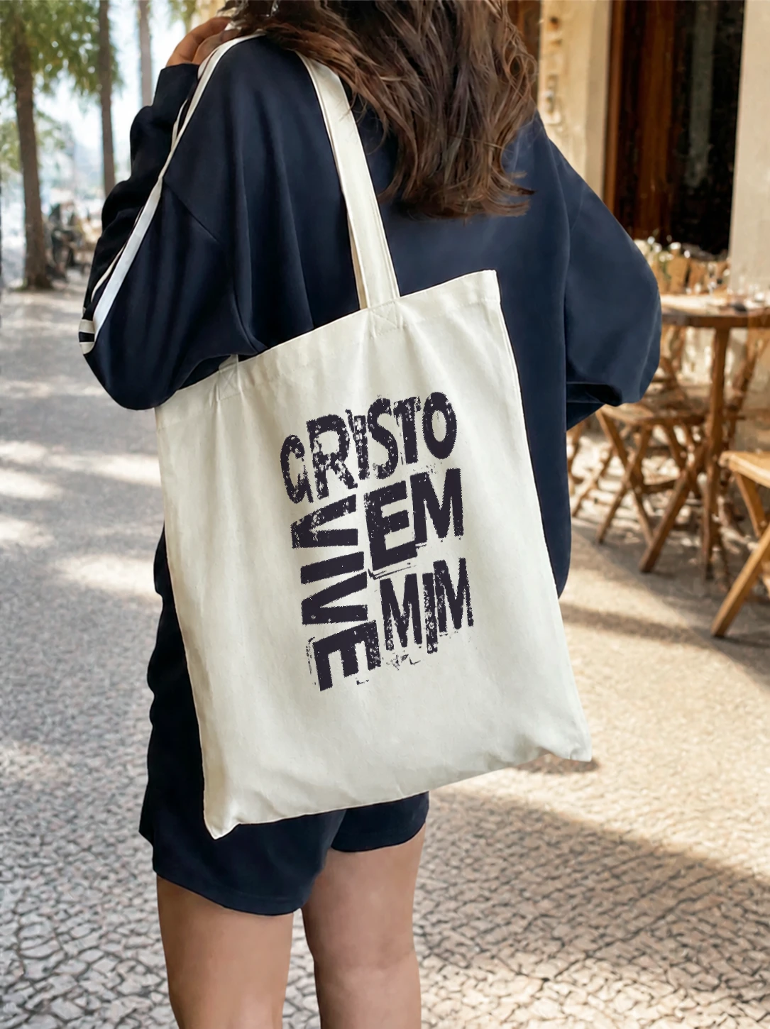 Ecobag de algodão Cristo Vive em Mim em cena de uso no Brasil