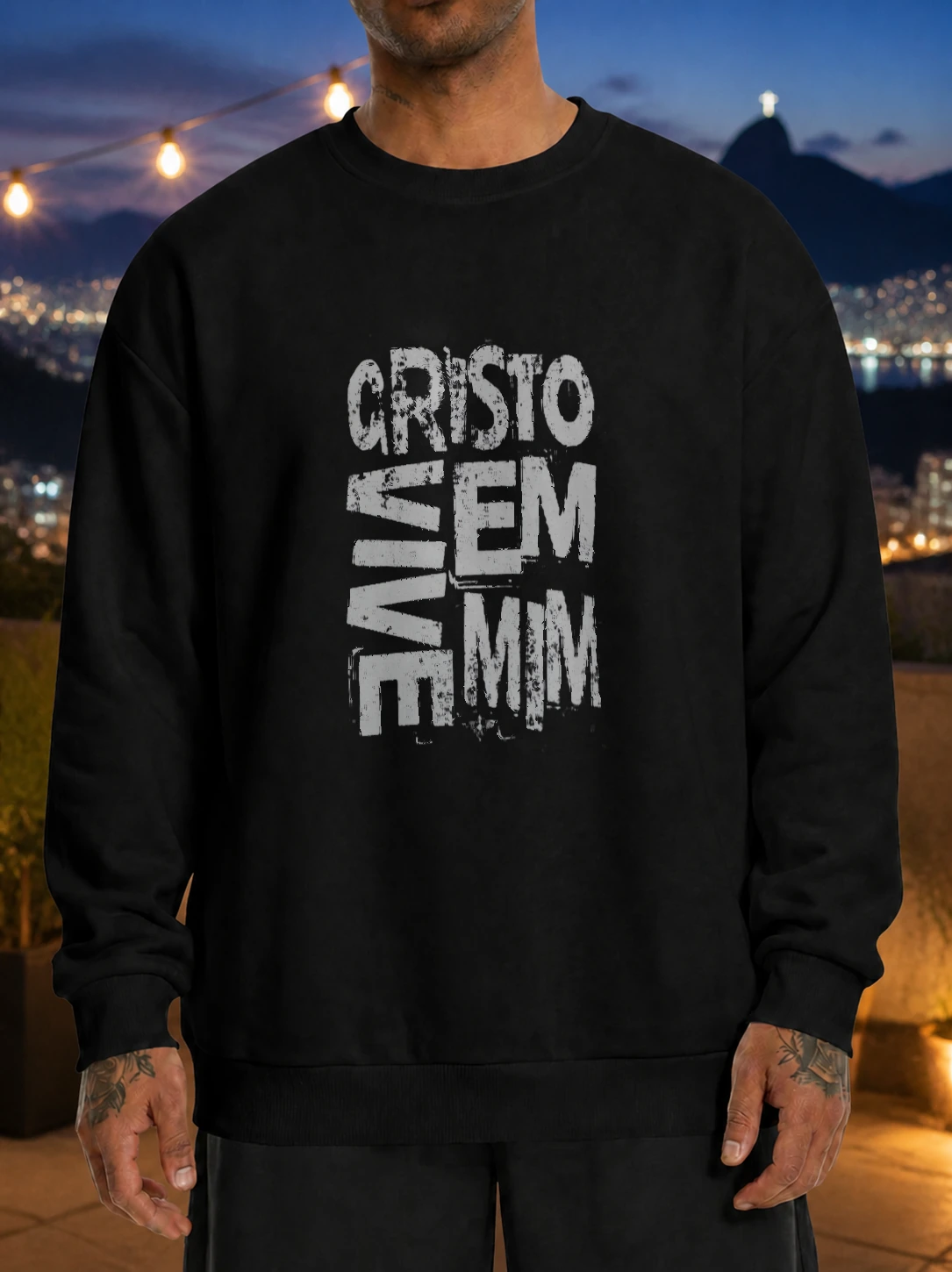 Moletom 320g Cristo Vive em Mim em cena de uso no Brasil
