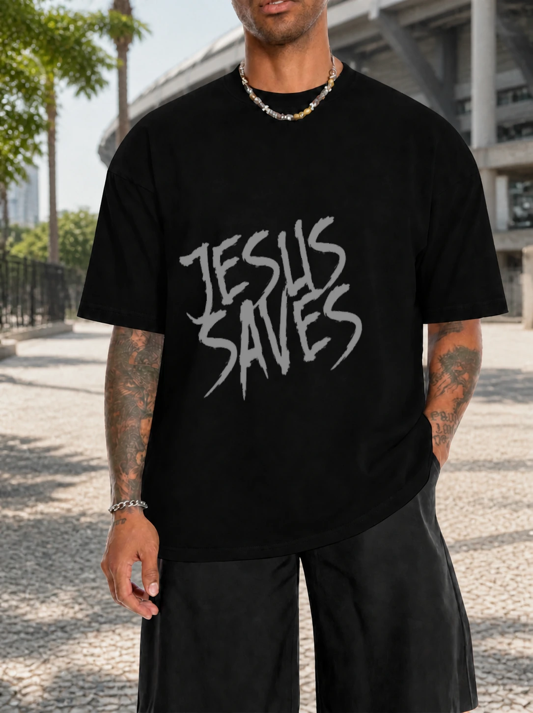 Camiseta 180g Jesus Saves M-1 em cena de uso no Brasil
