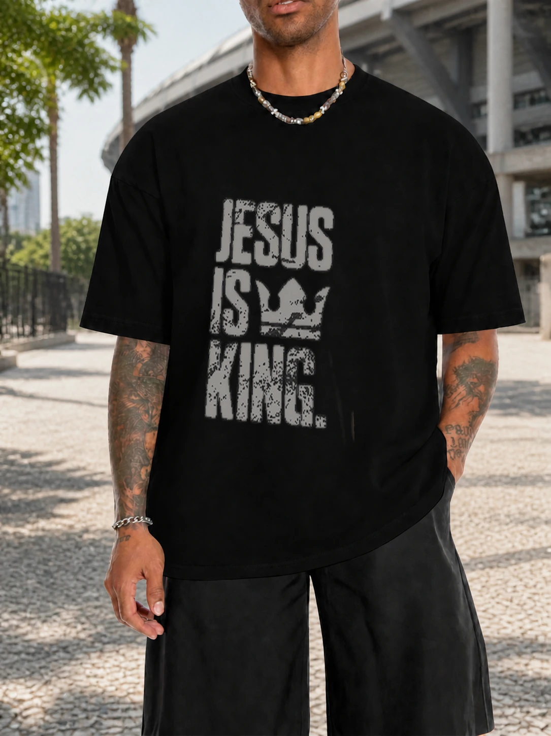 Camiseta 180g Jesus Is King M-2 em cena de uso no Brasil