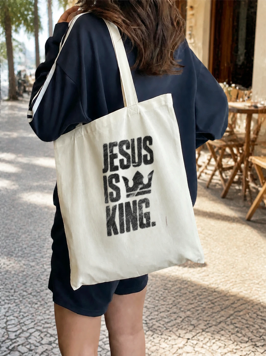 Ecobag de algodão Jesus Is King M-2 em cena de uso no Brasil