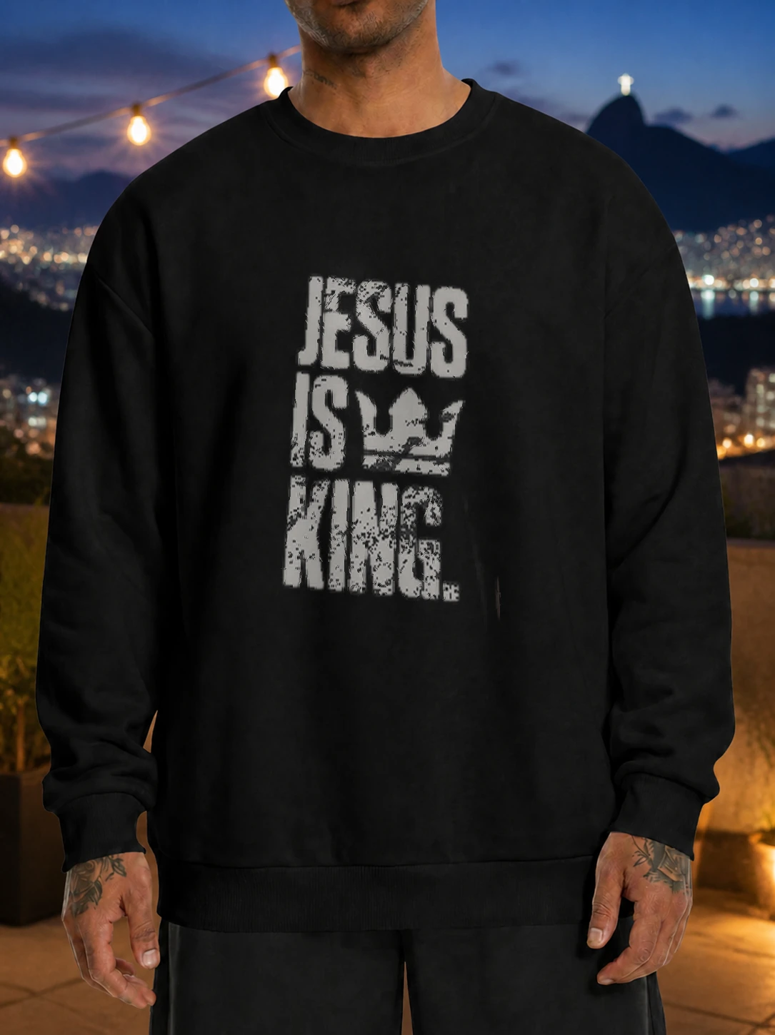 Moletom 320g Jesus Is King M-2 em cena de uso no Brasil