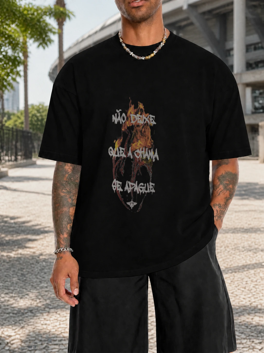 Camiseta 180g Coração em Chamas em cena de uso no Brasil