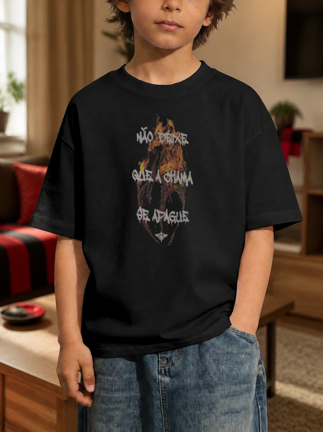Camiseta infantil 180g Coração em Chamas em cena de uso no Brasil