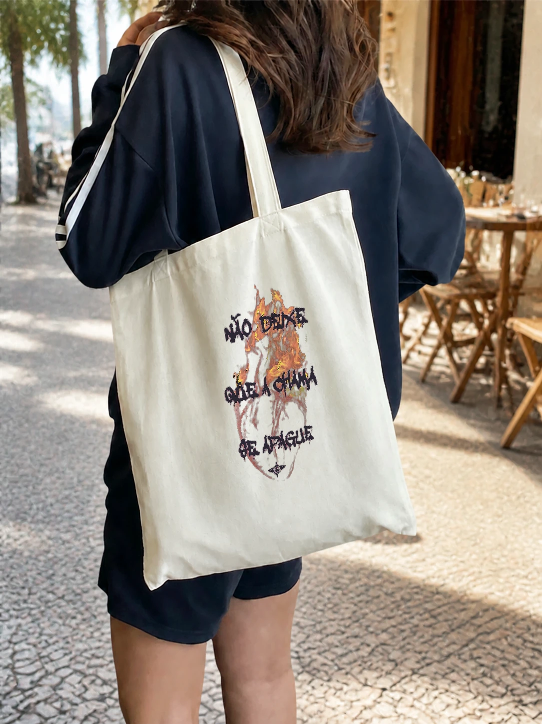 Ecobag de algodão Coração em Chamas em cena de uso no Brasil