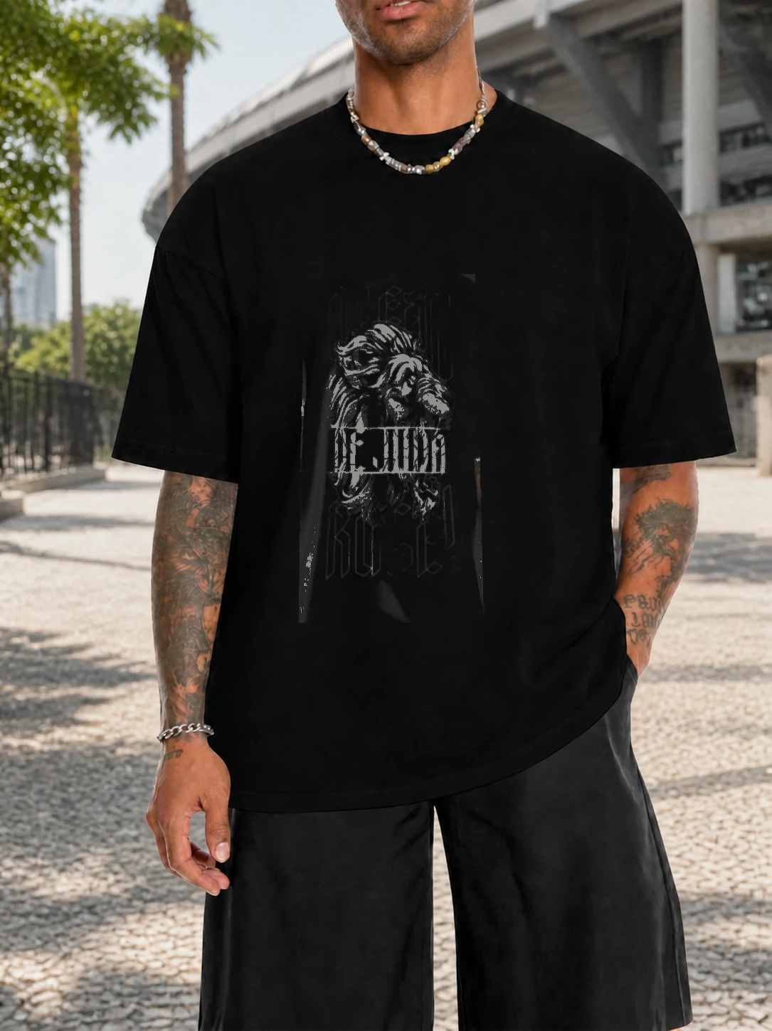 Camiseta 180g Leão de Judá · Yeshua em cena de uso no Brasil