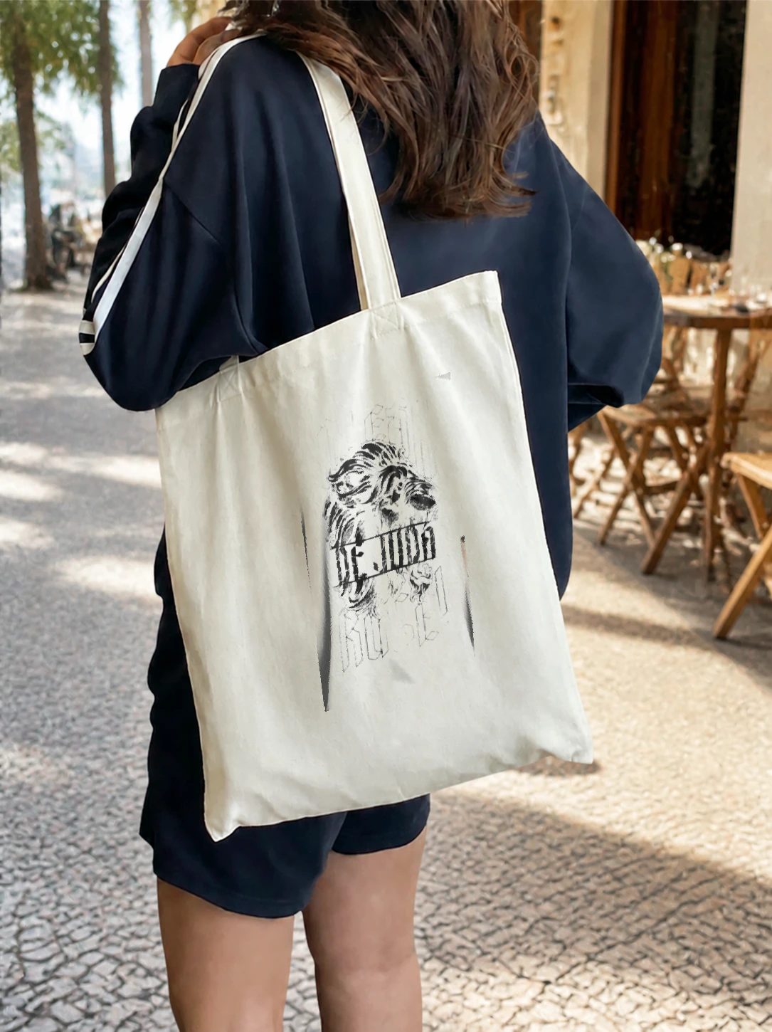 Ecobag de algodão Leão de Judá · Yeshua em cena de uso no Brasil