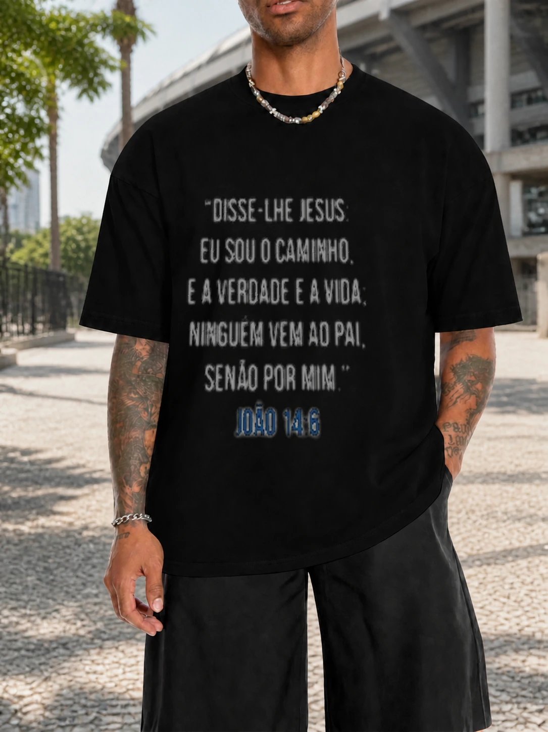 Camiseta 180g João 14:6 · Leão de Judá em cena de uso no Brasil