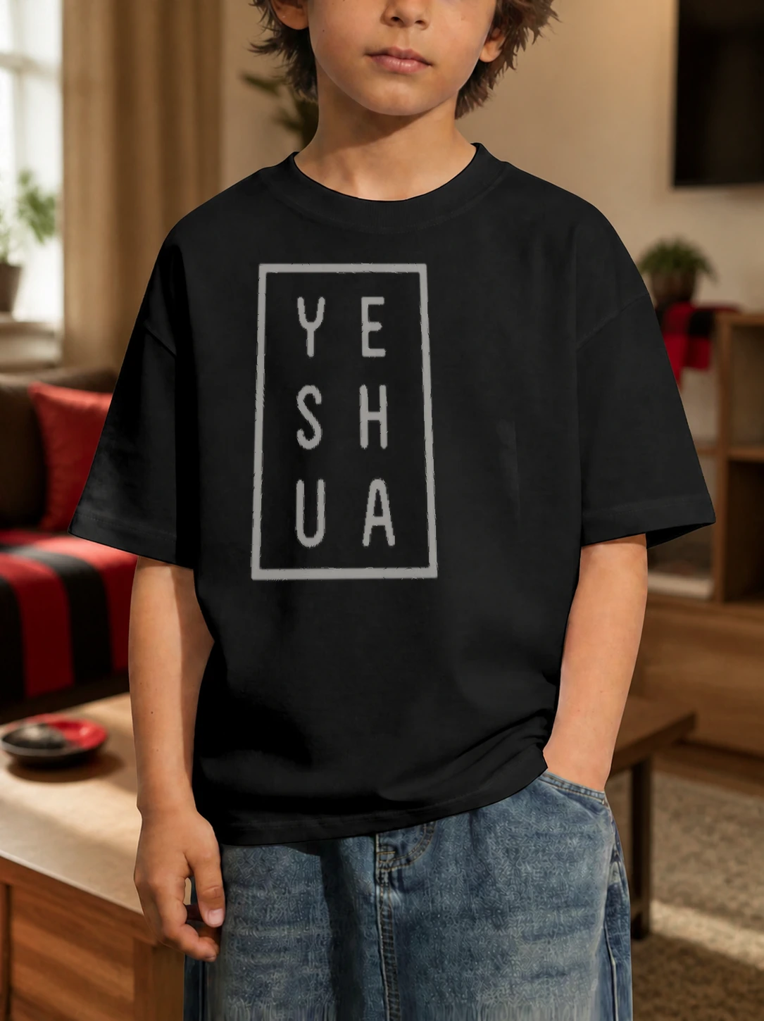 Camiseta infantil 180g Yeshua Minimal em cena de uso no Brasil